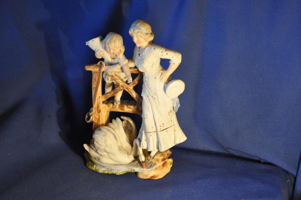 statue biscuit decoratif aux cygnes a restaurer, Enlèvement ou Envoi