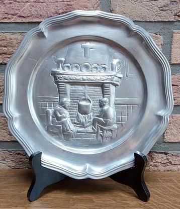 Assiette en fer blanc - Homme et femme devant la cheminée, Enlèvement ou Envoi