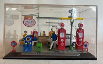 Mini Cooper in Mini-rama diorama benzinestation.   beschikbaar voor biedingen