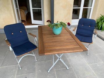 Table et fauteuils de terrasse