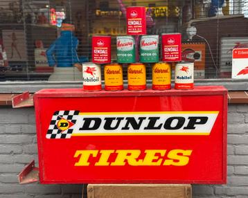 Oude garage reclame olie blikken beschikbaar voor biedingen