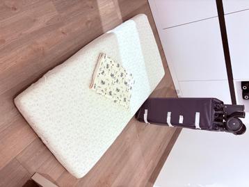 Babyreisbad met matras en lakentje beschikbaar voor biedingen