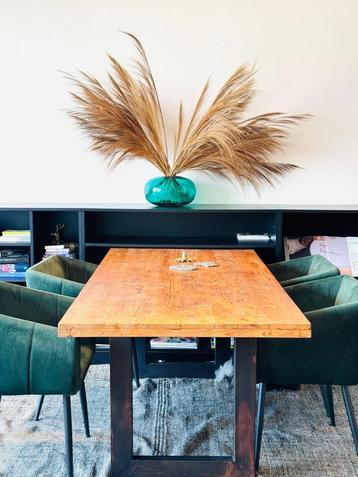 Stevige mooie eettafel  beschikbaar voor biedingen