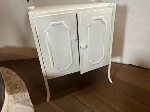 HEEL OUD IJZEREN ZIEKENHUISKASTJE. BROCANTE . GOEDE STAAT., Antiek en Kunst, Curiosa en Brocante, Ophalen