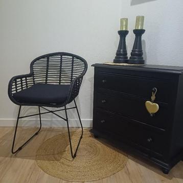 Hippe, zwarte rotan fauteuil, leuk op een babykamer beschikbaar voor biedingen