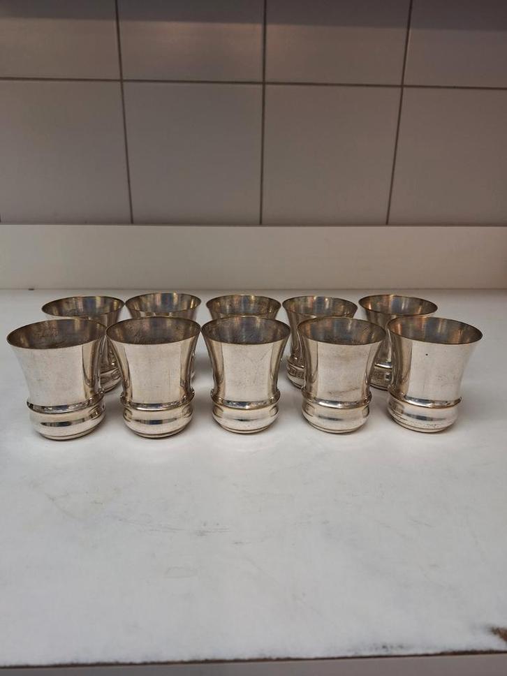 10 tasses en métal argenté, Antiquités & Art, Antiquités | Argent & Or, Enlèvement ou Envoi
