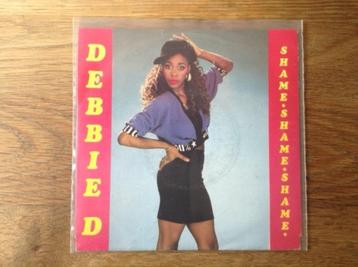 single debbie d beschikbaar voor biedingen