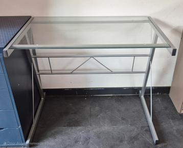 Glazen bureau  beschikbaar voor biedingen