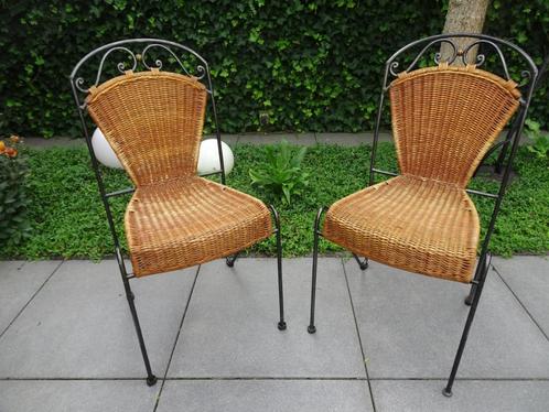 2 gietijzer / rotan stoelen, Tuin en Terras, Tuinstoelen, Gebruikt, Overige materialen, Stapelbaar, Ophalen