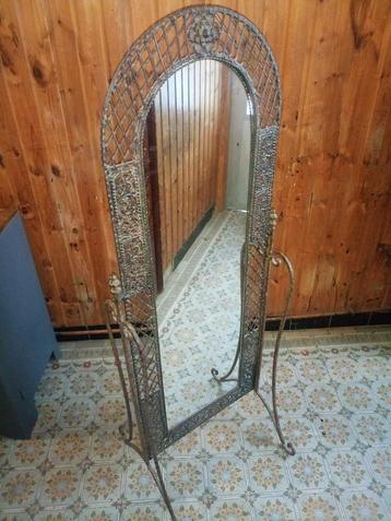 ancien miroir oriental metal travaillé sur pied beschikbaar voor biedingen