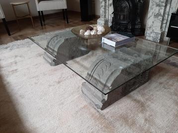 Salontafel met glazen blad beschikbaar voor biedingen