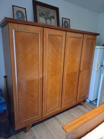 Houten kleerkast beschikbaar voor biedingen