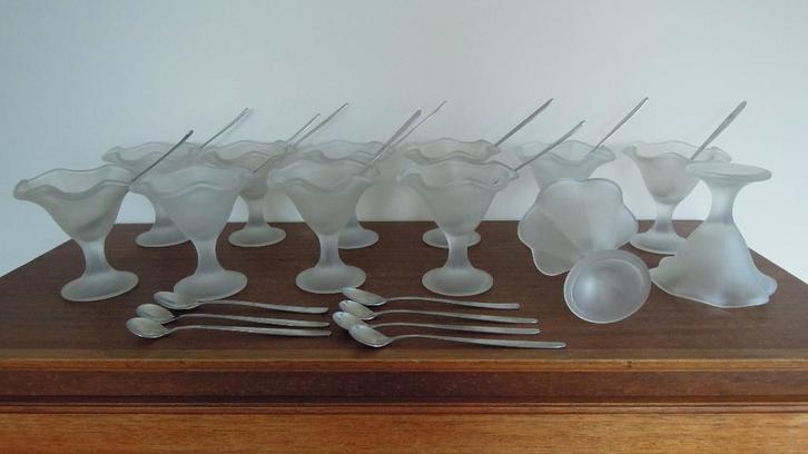 12 ijs/dessertcoupes & lepels, 11 theeglazen & lepels Bodum, Huis en Inrichting, Keuken | Servies, Zo goed als nieuw, Kom(men)