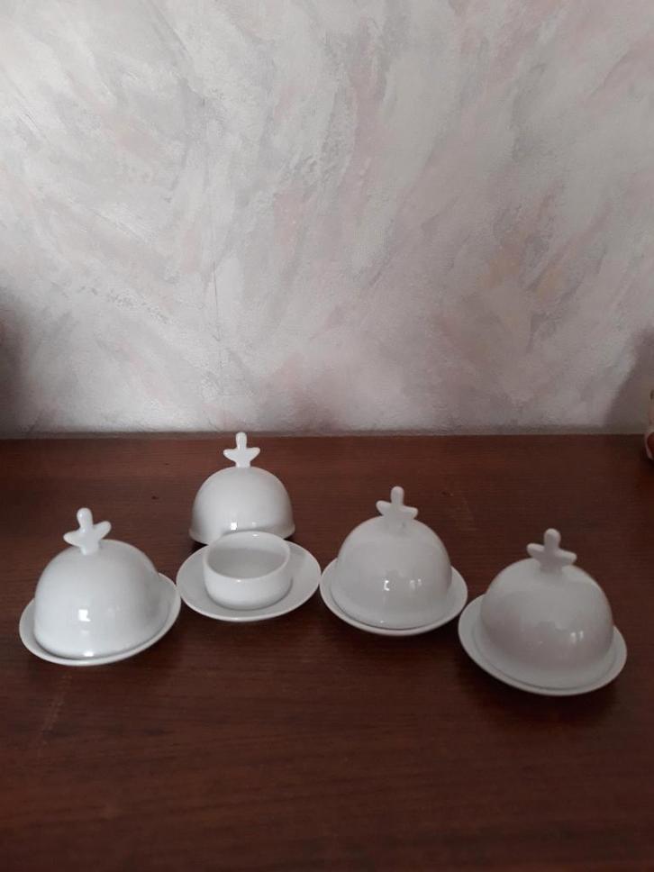 Set  4 porseleinen mini boterstolpjes. In doos.  Wit. NIEUW, Huis en Inrichting, Keuken | Servies, Nieuw, Overige typen, Effen
