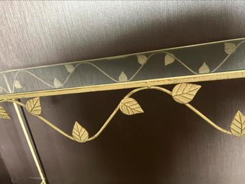Tafeltje in smeedwerk met glazen blad beschikbaar voor biedingen