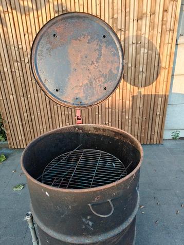 Ugly drum smoker beschikbaar voor biedingen