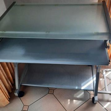 Computertafel op wieltjes met glazen tafelblad  beschikbaar voor biedingen