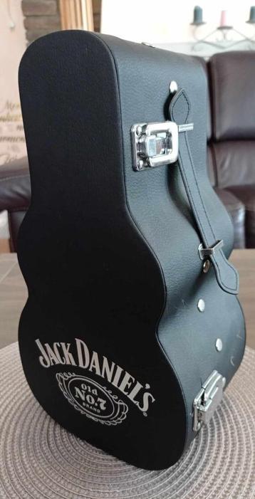 Jack Daniel's.  Etui guitare avec bouteille vide 