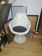 moderne kuipzetel draaistoel met leder kussentje, Huis en Inrichting, Stoelen, Ophalen, Modern design, Wit, Zo goed als nieuw