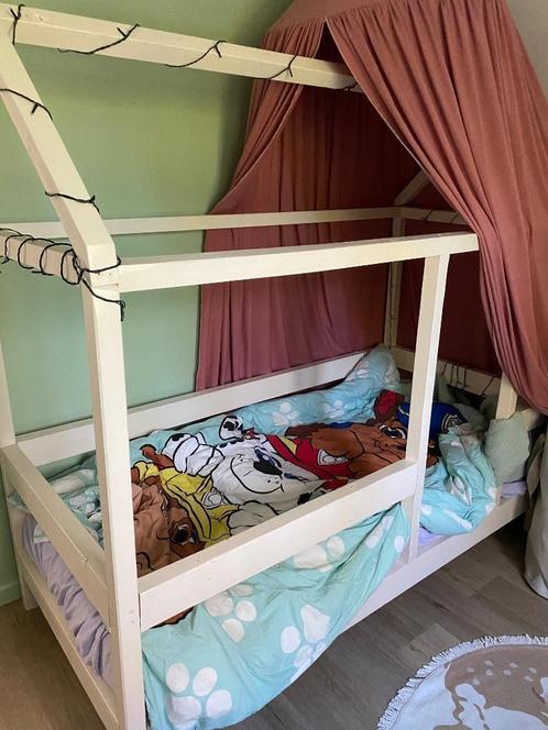 Bed in de vorm van een huisje, Kinderen en Baby's, Kinderkamer | Bedden, Gebruikt, 160 tot 180 cm, 70 tot 85 cm, Lattenbodem, Matras
