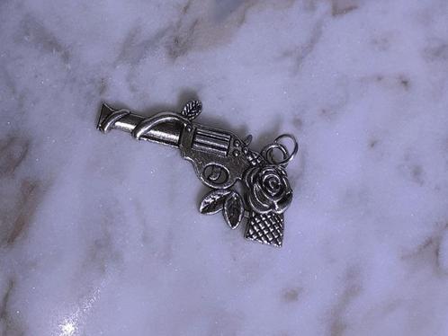 kettinghanger geweer met roosjes in zilver, Handtassen en Accessoires, Kettinghangers, Overige materialen, Zilver, Verzenden