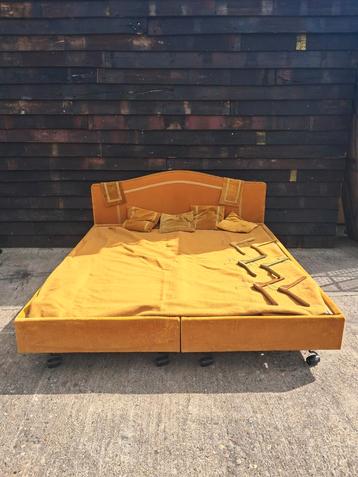 Vintage bed met fluwelen Orange stof beschikbaar voor biedingen