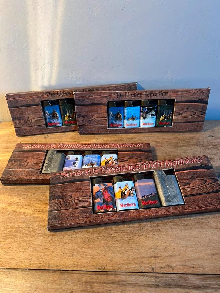 Quatre sets de briquets Marlboro, Verzamelen, Rookartikelen, Aanstekers en Luciferdoosjes, Zo goed als nieuw, Aansteker, Ophalen