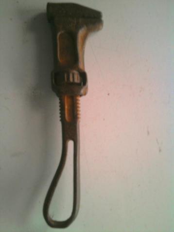 Oude moersleutel engelse sleutel.  beschikbaar voor biedingen