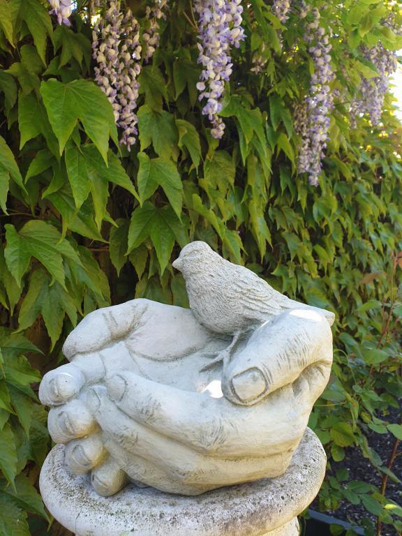 handen met vogel , voglevoerbak, Tuin en Terras, Tuinbeelden, Nieuw, Beton, Ophalen of Verzenden