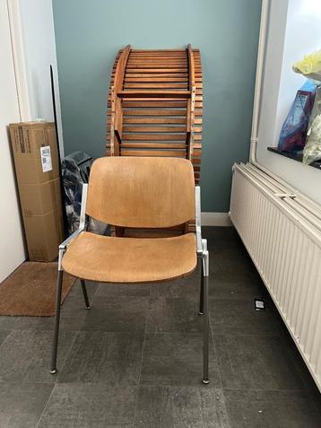 Vintage bureaustoel van hout en metaal beschikbaar voor biedingen