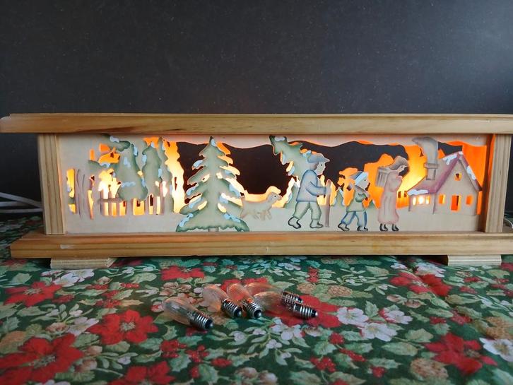 ZEER MOOI HOUTEN UITGESNEDEN TAFEREEL MET VERLICHTING, Verzamelen, Elektronische Apparatuur, Ophalen of Verzenden