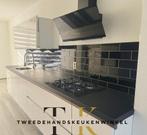 MATGLANS RECHTE GREEPLOOS KEUKEN MET KASTENWAND