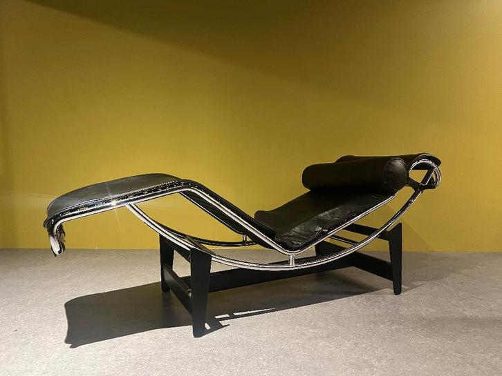Cassina Le Corbusier LC4 Chaise longue in zwart leer, Huis en Inrichting, Fauteuils, Gebruikt, Leer, 50 tot 75 cm, 150 cm of meer