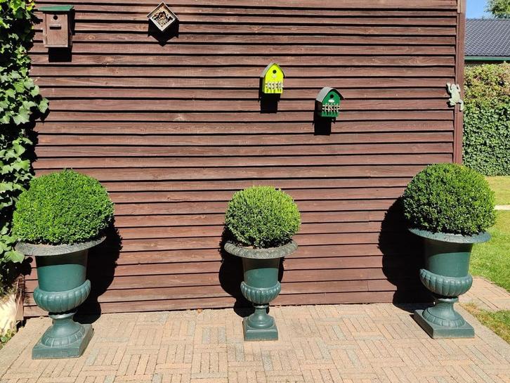 3 grote gietijzeren terraspotten / tuinvazen, Tuin en Terras, Bloempotten, Zo goed als nieuw, Metaal, Binnen, Balkon, Tuin, 40 tot 70 cm