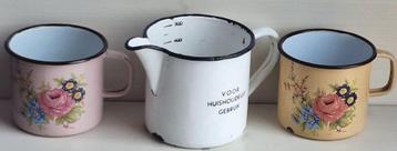 2 anciennes tasses et petite cruche émaillées beschikbaar voor biedingen