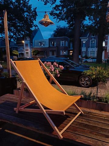 Vintage strandstoel met oranje doek