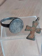 Zilveren romeinse ring en kruisje, Antiquités & Art, Antiquités | Argent & Or, Enlèvement ou Envoi