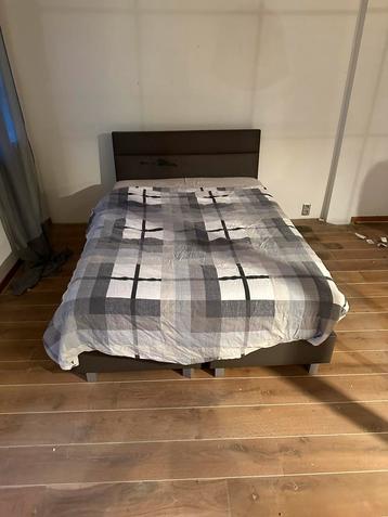 Slaapkamer bed boxspring 1m40 + matras + topdeck + lakens