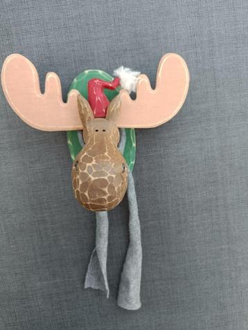 Eland met sjaal en kerstmutsje in hout. Afm: 15 x 20 x 13 cm