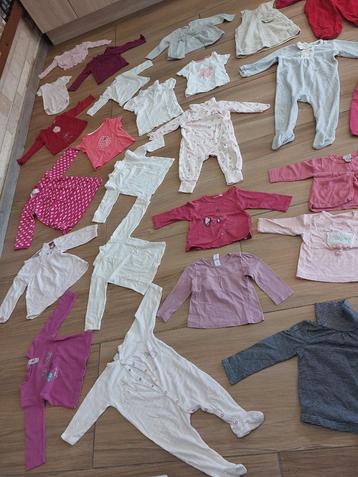 95 vêtements filles de 9 à 12 mois. TB état. Envoi possible.