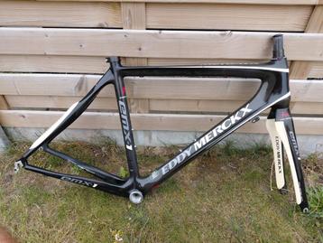 Full carbon Merckx Emx-1 racefietsframe + Merckx onderdelen
 beschikbaar voor biedingen
