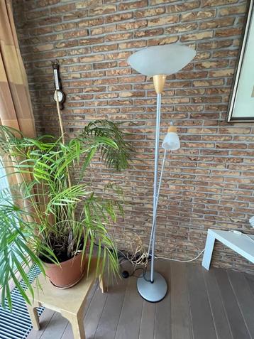 Staande lamp met leeslamp beschikbaar voor biedingen