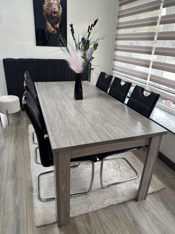 Nieuwstaat tafel en stoelen beschikbaar voor biedingen
