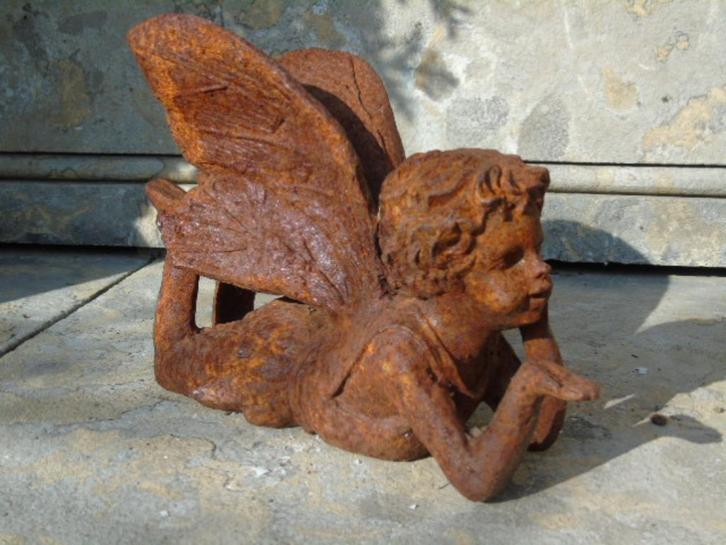 Standbeeld van een slapende elf in roestig gepatineerd gieti, Tuin en Terras, Tuinwanddecoratie, Nieuw, Ophalen