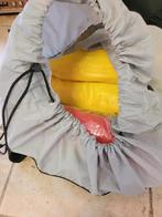 av matériel de camping table. sac de couchage. matelas gonfl