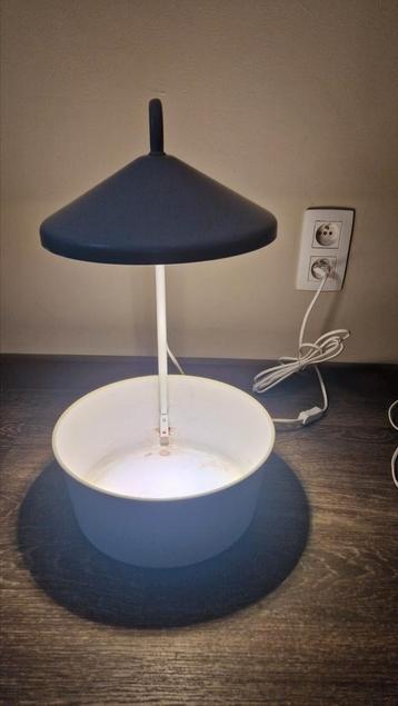 Witte metalen kruidenbak met kweeklamp beschikbaar voor biedingen