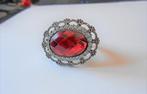 AVON: Prachtige ring, fijn, verstelbaar, Handtassen en Accessoires, Ringen, Nieuw, Ophalen of Verzenden, Dame, Rood