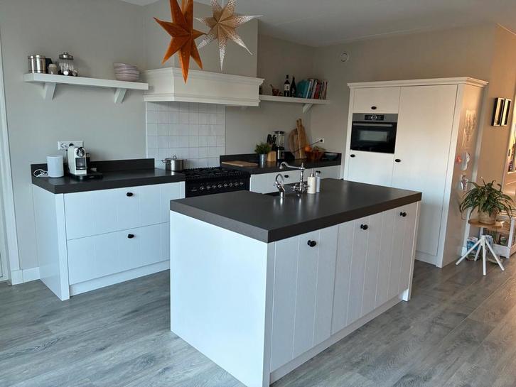 #14 Cuisine équipée de style rustique avec îlot central, Maison & Meubles, Cuisine | Cuisines complètes, Blanc, Composite, Avec îlot