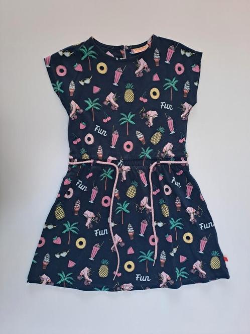 Mt 128 Donkerblauwe jurk korte mouwen met leuke dingen, Kinderen en Baby's, Kinderkleding | Maat 128, Zo goed als nieuw, Meisje
