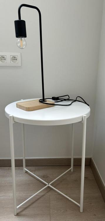 Table de chevet + veilleuse, Comme neuf, Enlèvement, Métal ou Aluminium, 45 à 65 cm